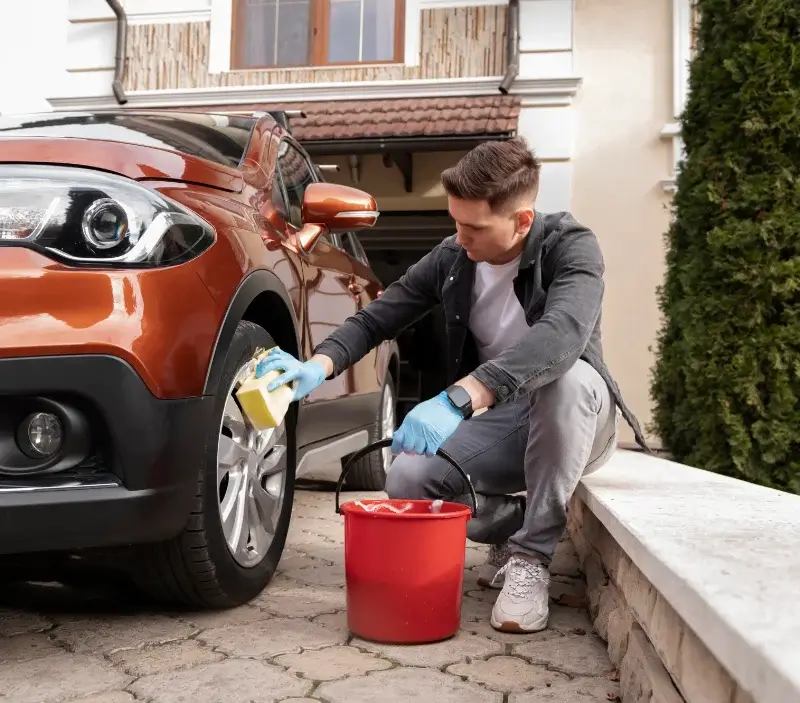 Lavage auto à domicile Saint-Andelain : professionnel intervenant sur un véhicule